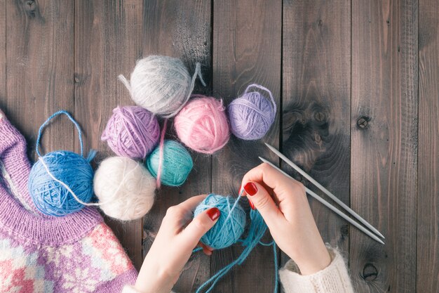 Vrouw hand breien sjaal, handwerk.