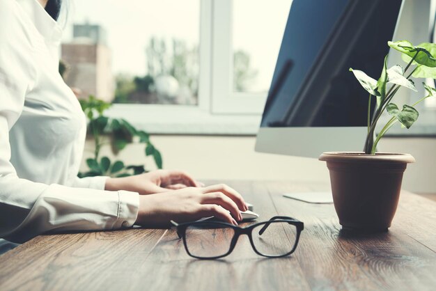 Vrouw hand computertoetsenbord op tafel