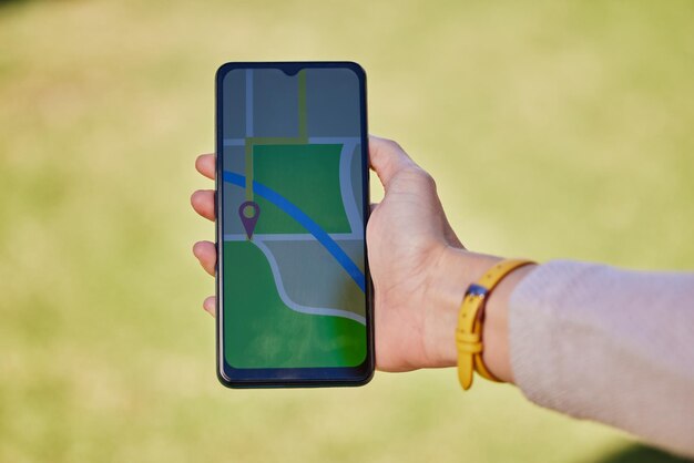 Vrouw hand en telefoon voor reiskaart gps of sightseeing locatieonderzoek in natuurpark bos of Canada bossen Zoom toeristisch en mobiel technologiescherm voor richtingnavigatie of wandelroute