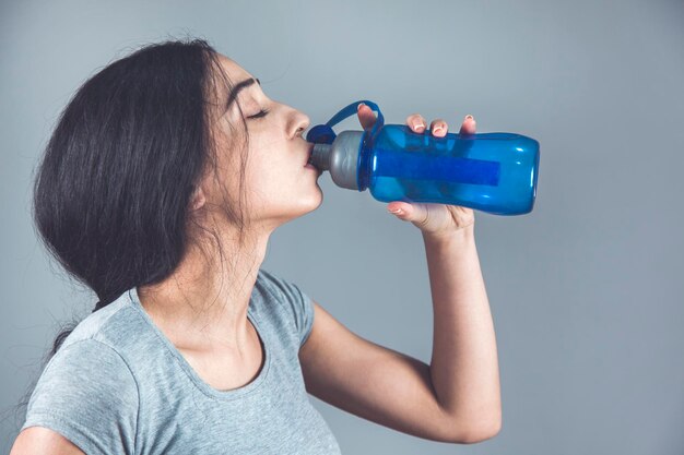 Vrouw hand fles water