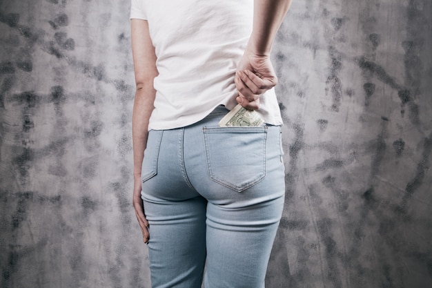 Vrouw hand geld aanbrengend jeans zak