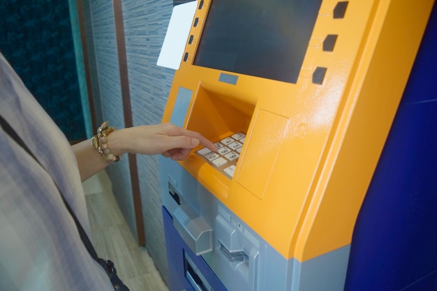 Vrouw hand geld opnemen op ATM