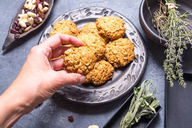 Vrouw hand haver cookies nemen