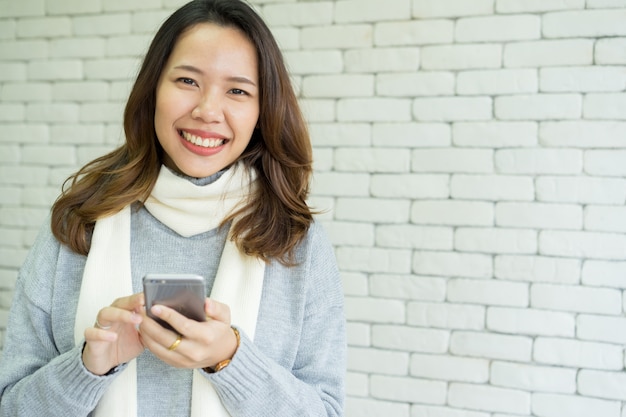 Vrouw hand houd mobiele telefoon voor werk of spelen