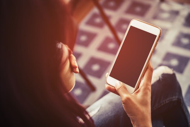 Vrouw hand houdt lege mobiele touchscreen koffie drinken