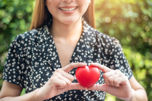 Vrouw hand houdt rood hart