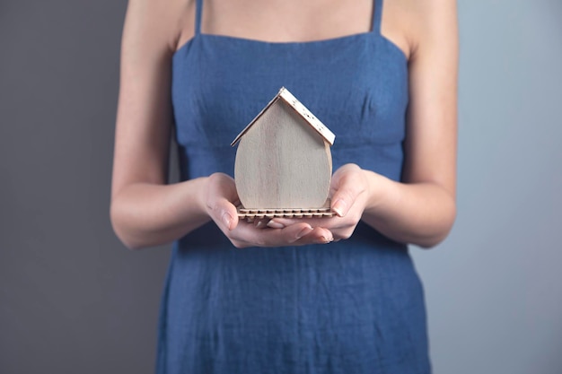 Vrouw hand houten huis model