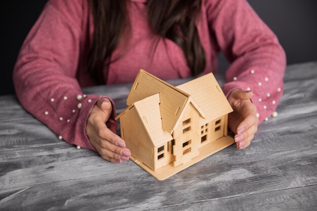 Foto vrouw hand huis model