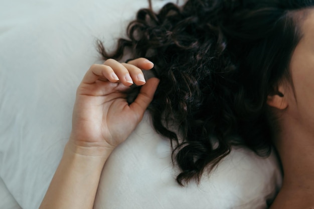 Vrouw hand in close-up in bed