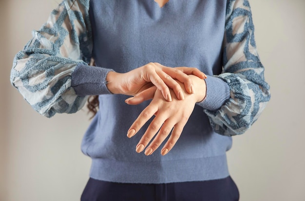 Vrouw hand in pijnlijke pols