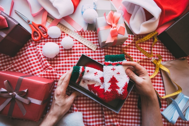 Vrouw hand inwikkeling van geschenken op tafel