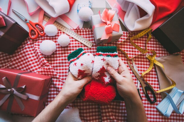 Vrouw hand inwikkeling van geschenken op tafel