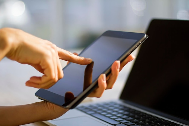 Vrouw hand klikt op digitale tablet close-up