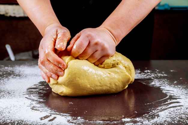 Vrouw hand kneden met handen deeg voor het maken van brood