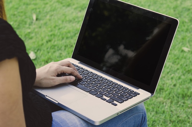 Vrouw hand laptop