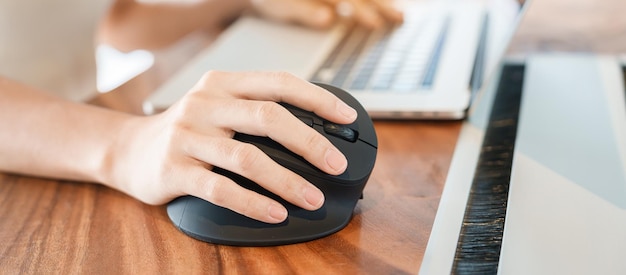 Vrouw hand met behulp van computer ergonomische muis preventie pols pijn omdat langdurig werken De Quervain s tenosynovitis snijpunt Symptoom Carpaal Tunnel Syndroom of Office syndroom concept