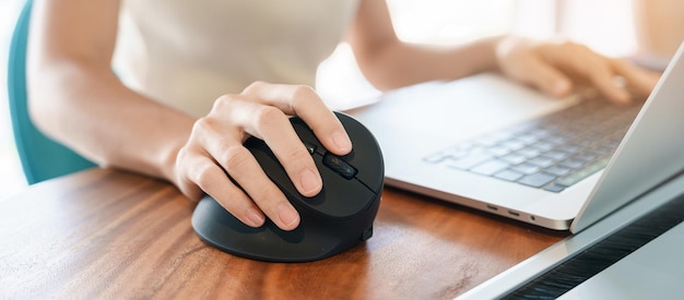 Vrouw hand met behulp van computer ergonomische muis preventie pols pijn omdat lange tijd werken De Quervain s tenosynovitis snijpunt Symptoom Carpaal Tunnel Syndroom of Office syndroom concept