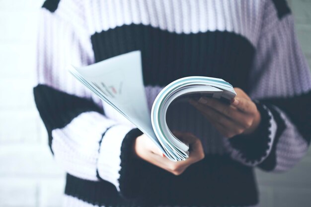 Foto vrouw hand met boek