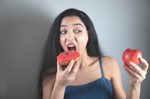 Vrouw hand met donut en apple