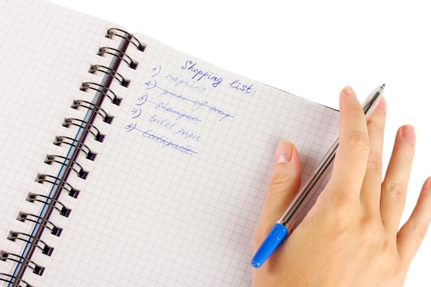 Foto vrouw hand met een notebook met een boodschappenlijstje close-up