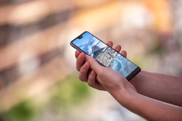 Vrouw hand met een smartphone