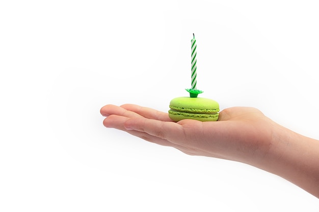 Vrouw hand met groene macaron of macaron dessert