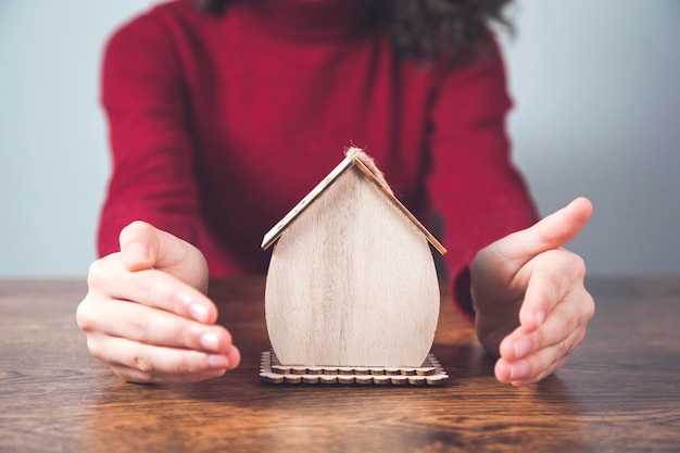 Vrouw hand met huis model