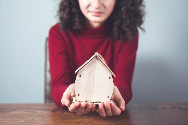 Vrouw hand met huis model