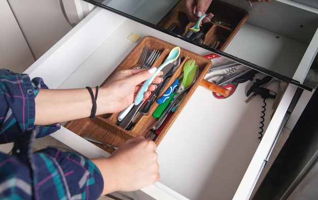 Vrouw hand met lepel in de keuken.