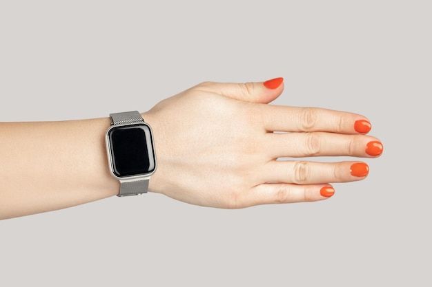 Foto vrouw hand met smartwatch met leeg scherm handdrukken met partner