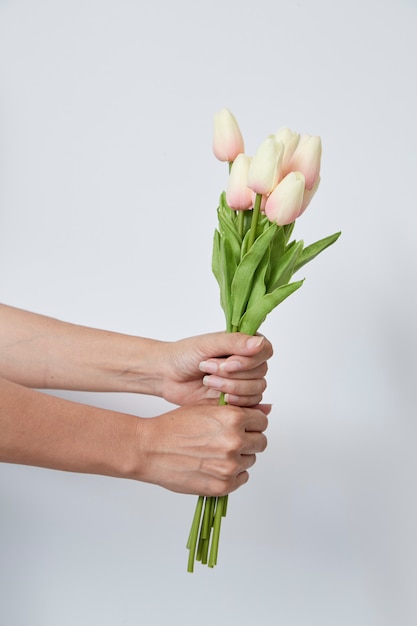 Vrouw hand met tulpen