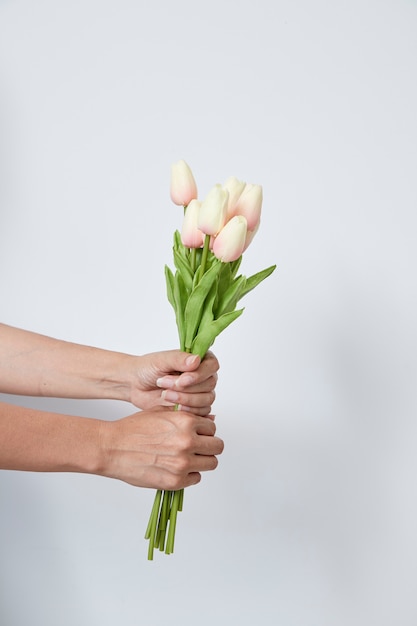 Vrouw hand met tulpen