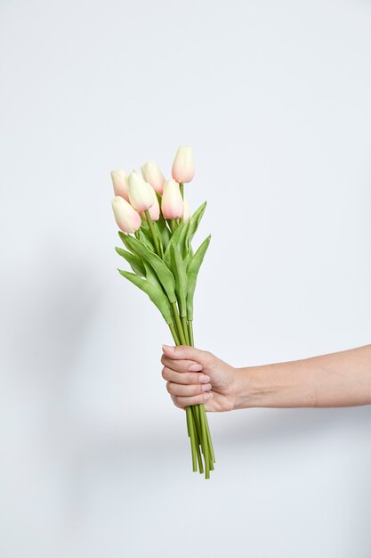 Vrouw hand met tulpen