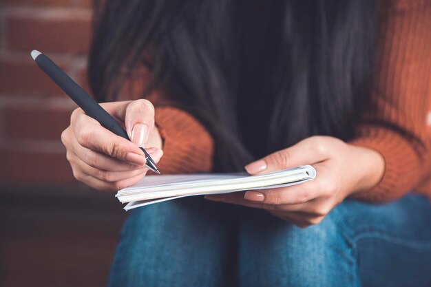 Vrouw hand notitieblok met pen