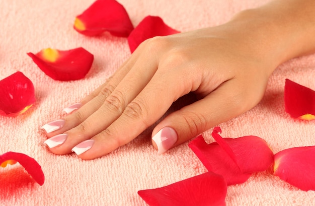 Vrouw hand op roze badstof handdoek close-up