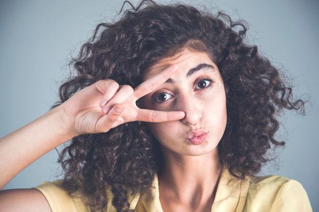 Vrouw hand overwinning teken in oog