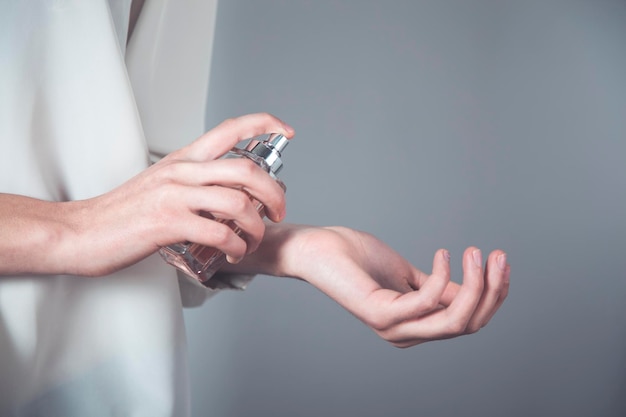 Vrouw hand parfumflesje