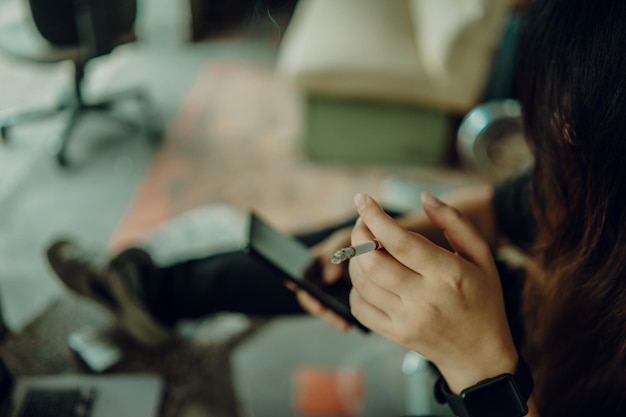 Foto vrouw hand roken sigaret ongezonde levensstijl concept