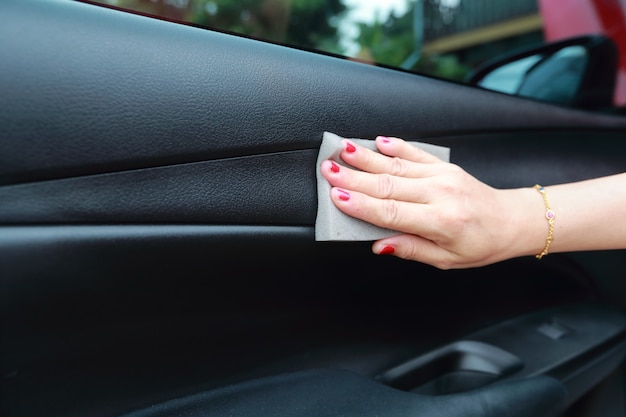 Vrouw hand schoonmaak auto