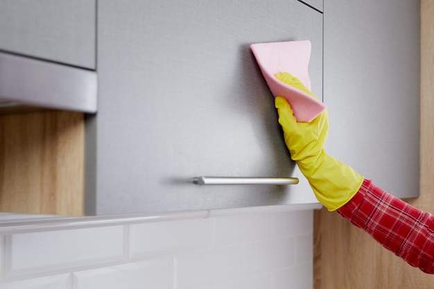 Vrouw hand schoonmaak keuken