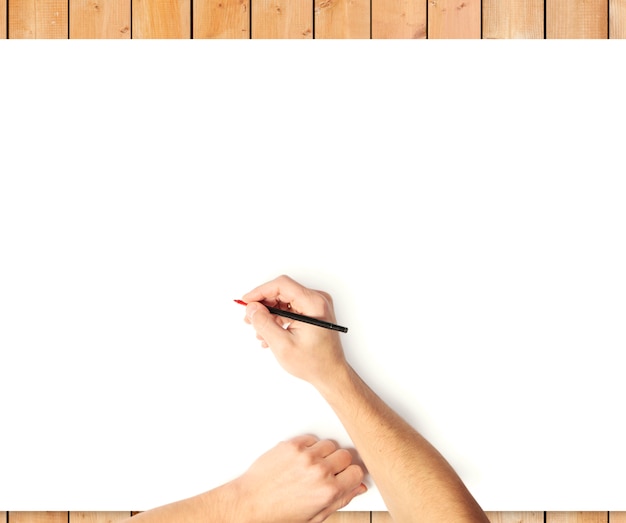 Vrouw hand schrijven op het witboek op het houten bureau