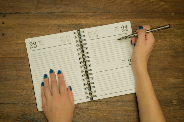 Vrouw hand schrijven op schema