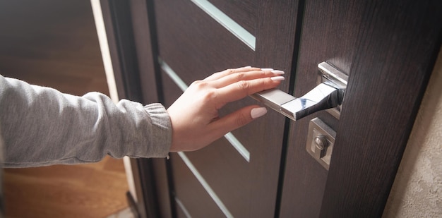 Vrouw hand sloot een deur in huis