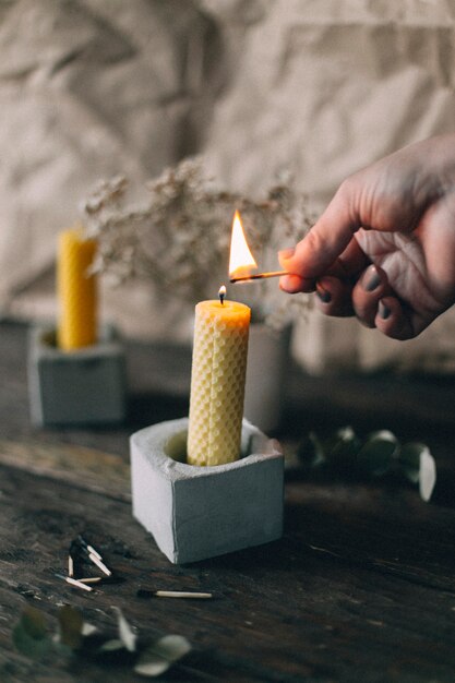 vrouw hand verlichting kaars