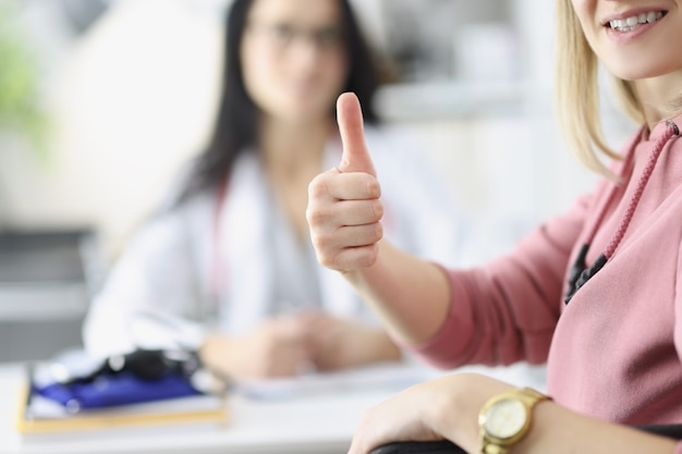 Vrouw hand weergegeven: ok teken gebaar met duim omhoog bij dokter afspraak medische dienst van hoge