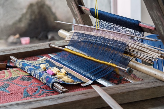 Vrouw hand werken aan weefgetouw close-up