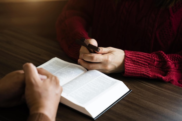 Vrouw handen bidden tot god met de bijbel Religieuze overtuigingen Christelijk leven crisisgebed tot god