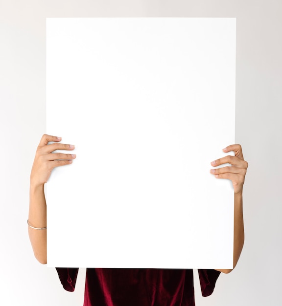 Vrouw handen houden Toon blanco papier bord