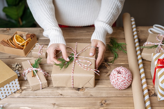 Foto vrouw handen inwikkeling kerstcadeau