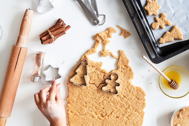 Vrouw handen koekjes bakken in de keuken